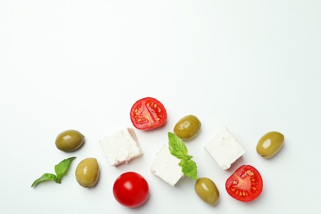 Feta, olive, pomodoro e basilico sulla superficie bianca