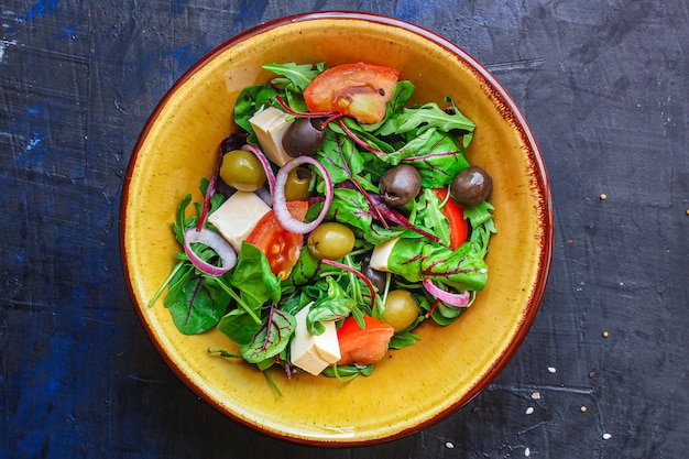 feta sana insalata olive, lattuga, pomodoro e formaggio