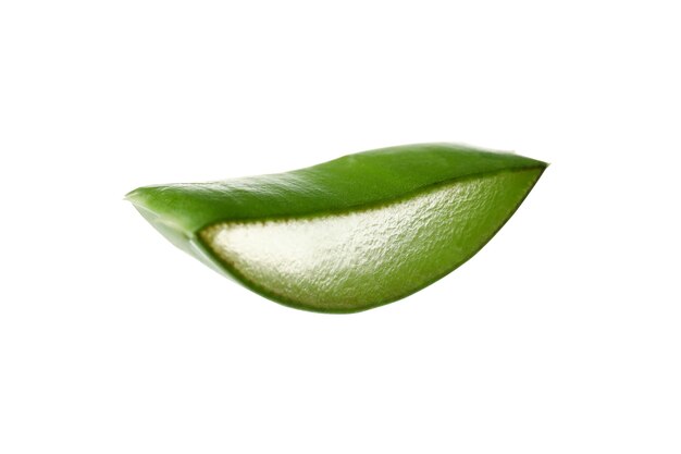 Fetta di aloe vera isolata su sfondo bianco