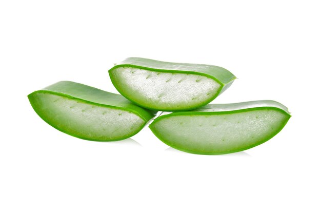 Fetta di aloe vera su sfondo bianco.