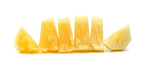 Fetta di ananas isolata su sfondo bianco