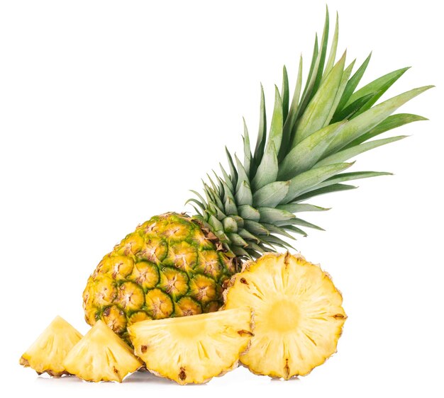 Fetta di ananas isolata su sfondo bianco.