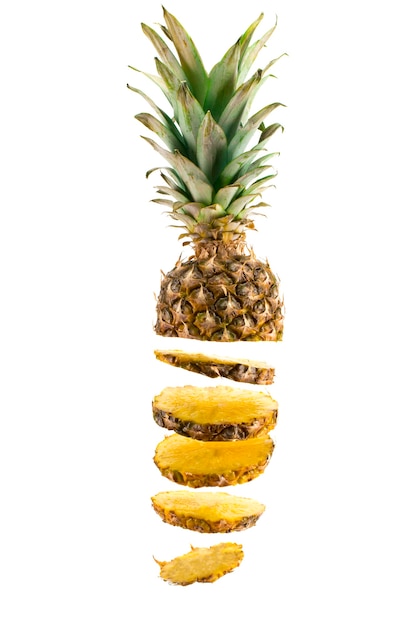 Fetta di ananas isolata su uno sfondo bianco.