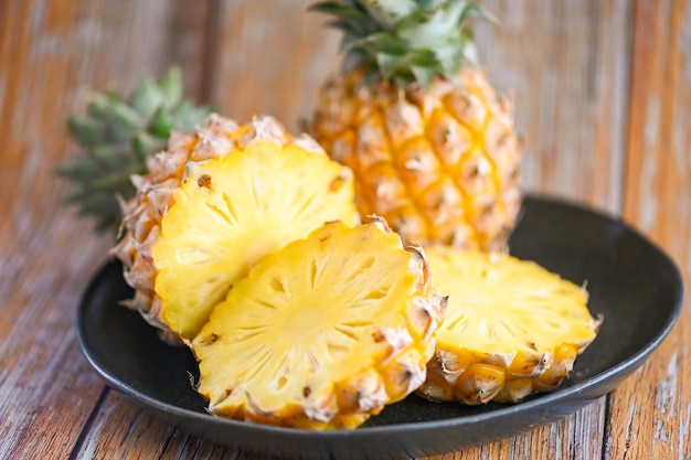 Fetta di ananas sul piatto per cibo frutta ananas maturo su sfondo di legno ananas fresco frutta tropicale estate