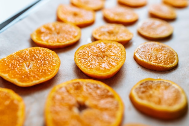 Fetta di arancio di mandarina su foglio da forno