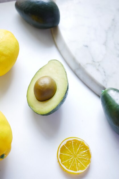 Fetta di avocado e limone sul tavolo bianco