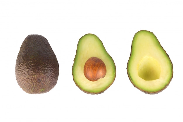 Fetta di avocado isolata su fondo bianco