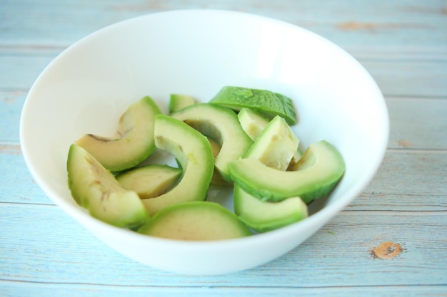 Fetta di avocado sulla tavola di legno