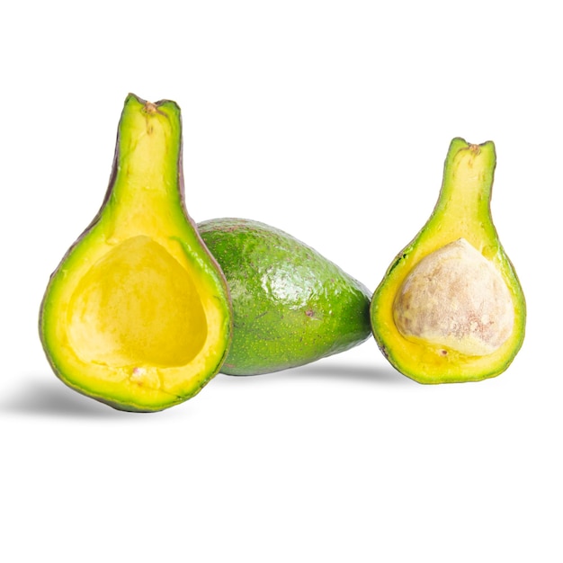 Fetta di avocado verde fresco isolato su sfondo bianco