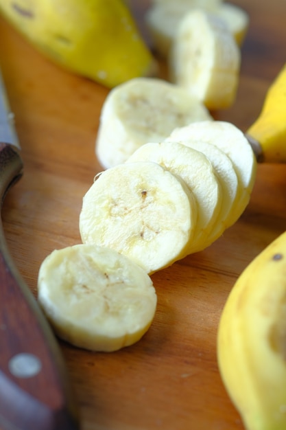Fetta di banana banana sul tagliere sul tavolo