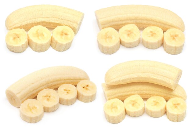 Fetta di banana raccolta isolata su sfondo bianco Vista dall'alto piatto
