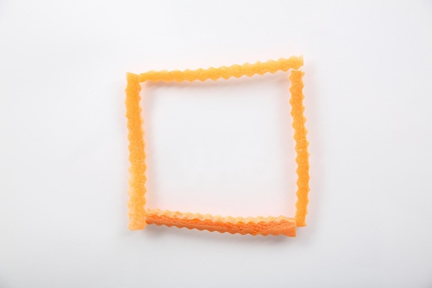 Fetta di bastoncini di carota con spazio quadrato per il testo isolato in sfondo bianco