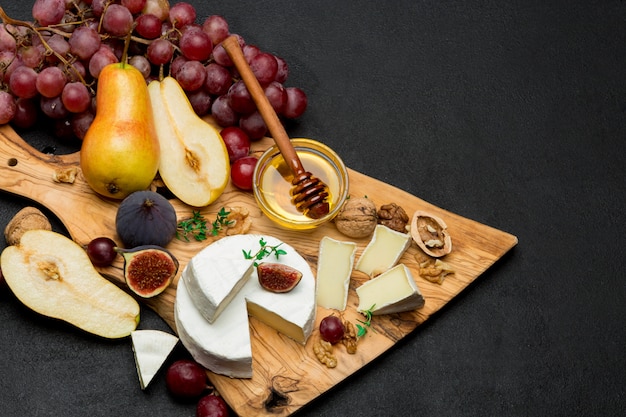 Fetta di brie o camembert e pera francesi sul bordo di legno