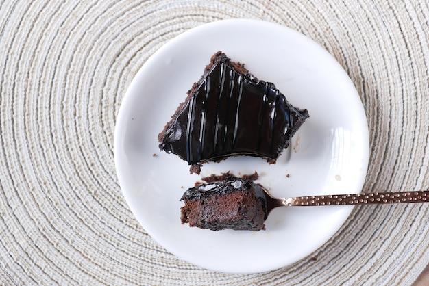 Fetta di brownie sul piatto sul tavolo