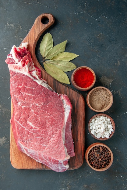 fetta di carne cruda vista dall'alto con condimenti. colore pasto cibo carne cottura del cibo