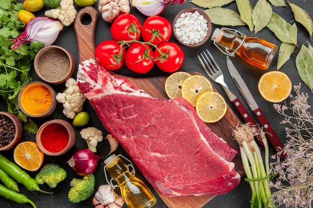 fetta di carne cruda vista dall'alto con verdure e condimenti. colori dei pasti alimentari dietetici maturi per la salute