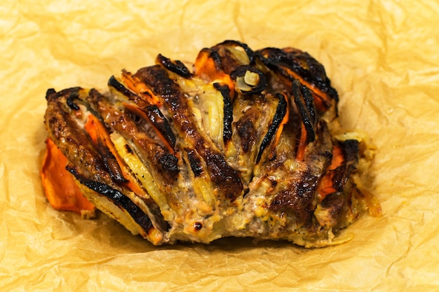 Fetta di carne di maiale al forno con verdure