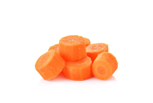 Fetta di carota fresca su bianco