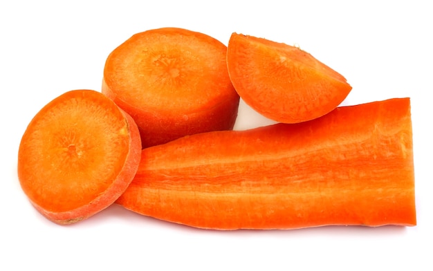 Fetta di carota fresca su sfondo bianco