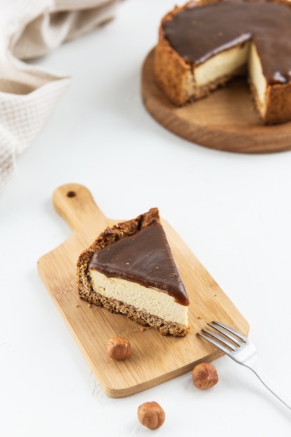 Fetta di cheesecake di tofu con caramello al cocco su una tavola di legno