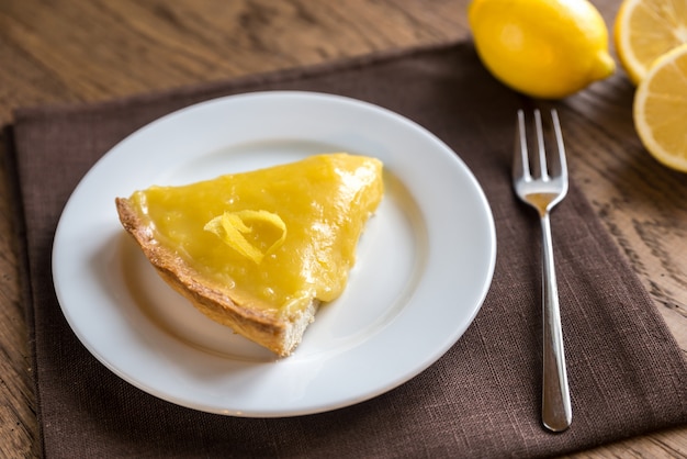 Fetta di crostata al limone sul piatto