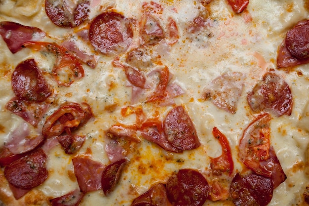 fetta di deliziosa pizza con salsiccia pepperoni e formaggio