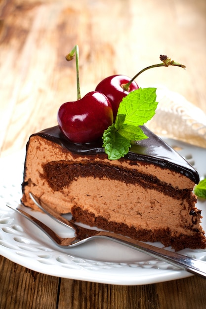 Fetta di deliziosa torta con mousse al cioccolato