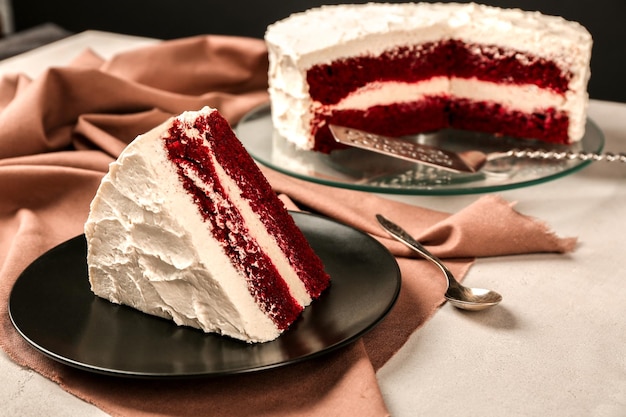 Fetta di deliziosa torta di velluto rosso sul piatto