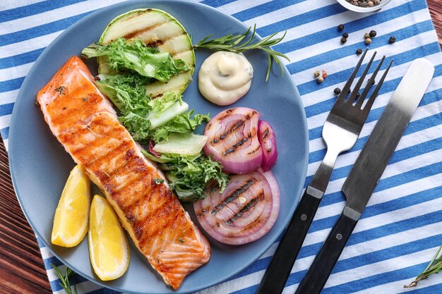 Fetta di delizioso salmone con verdure sul piatto