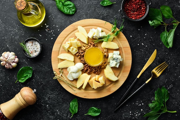 Fetta di formaggio Formaggio erborinato a pasta dura e brie Su uno sfondo di pietra nera