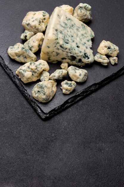 Fetta di formaggio francese del roquefort sul bordo di pietra