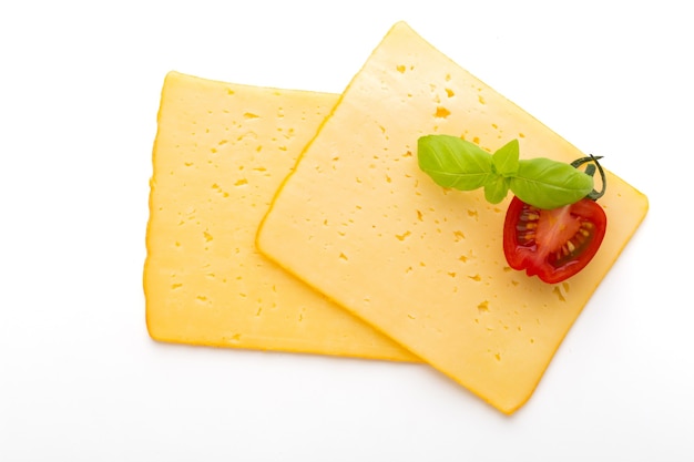 Fetta di formaggio isolato su sfondo bianco.