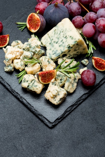 Fetta di formaggio Roquefort francese con fichi