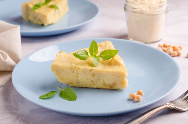 Fetta di frittata di farina di piselli vegetariani con erbe aromatiche al basilico