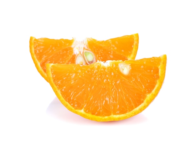 Fetta di frutta arancione isolato su bianco