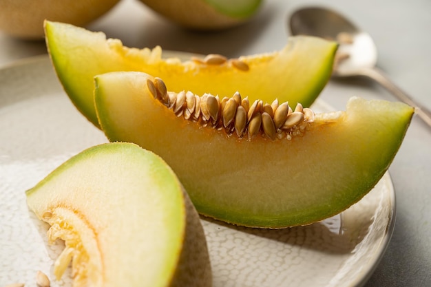 Fetta di frutta di melone cantalupo su sfondo luminoso