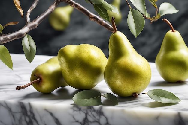 Fetta di frutta fresca e pere intere accanto a un ramo decorativo su sfondo di marmo