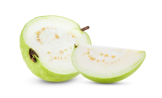 Fetta di frutta guava isolato su bianco