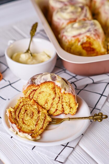 Fetta di involtini di zucca fatti in casa alla cannella con crema di formaggio