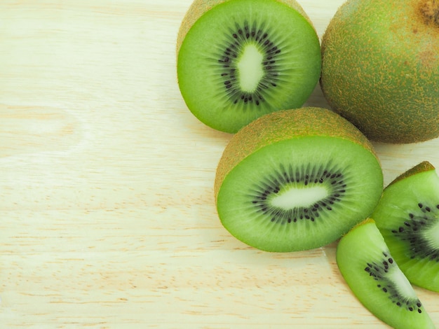 Fetta di kiwi delizioso e sano succoso fresco su fondo di legno.