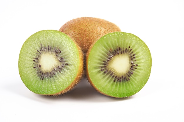 Fetta di kiwi e kiwi freschi su sfondo bianco