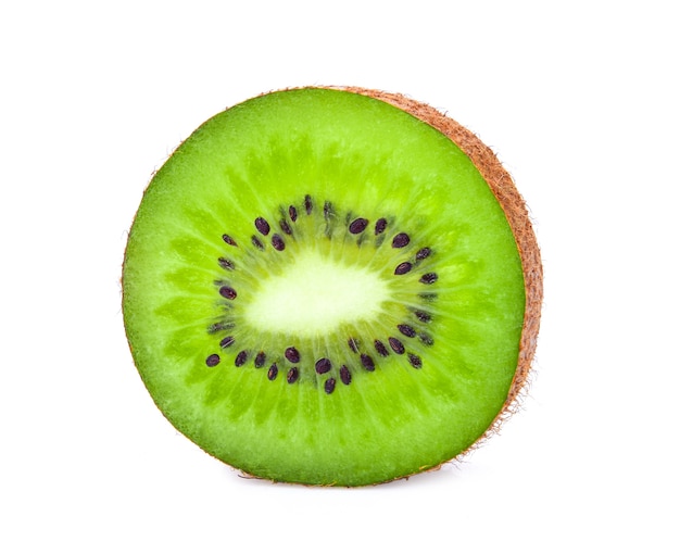 Fetta di kiwi fresco isolato su sfondo bianco