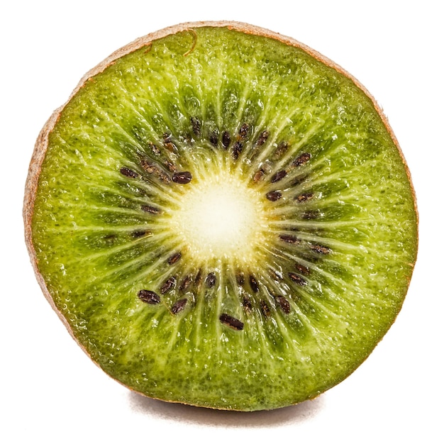 Fetta di kiwi fresco isolato su sfondo bianco