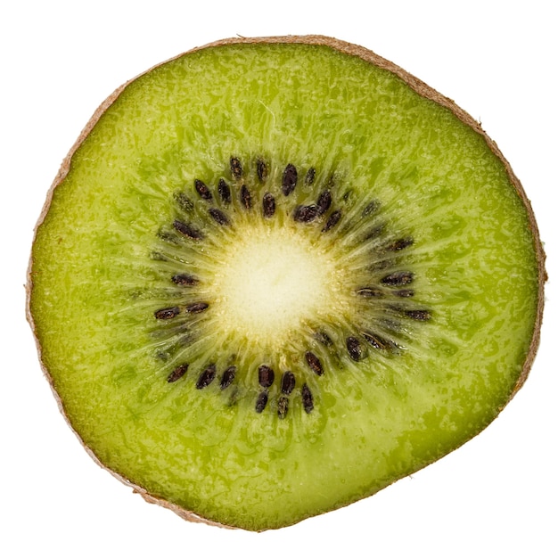 Fetta di kiwi fresco isolato su sfondo bianco