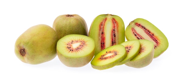 Fetta di kiwi rosso isolato su sfondo bianco