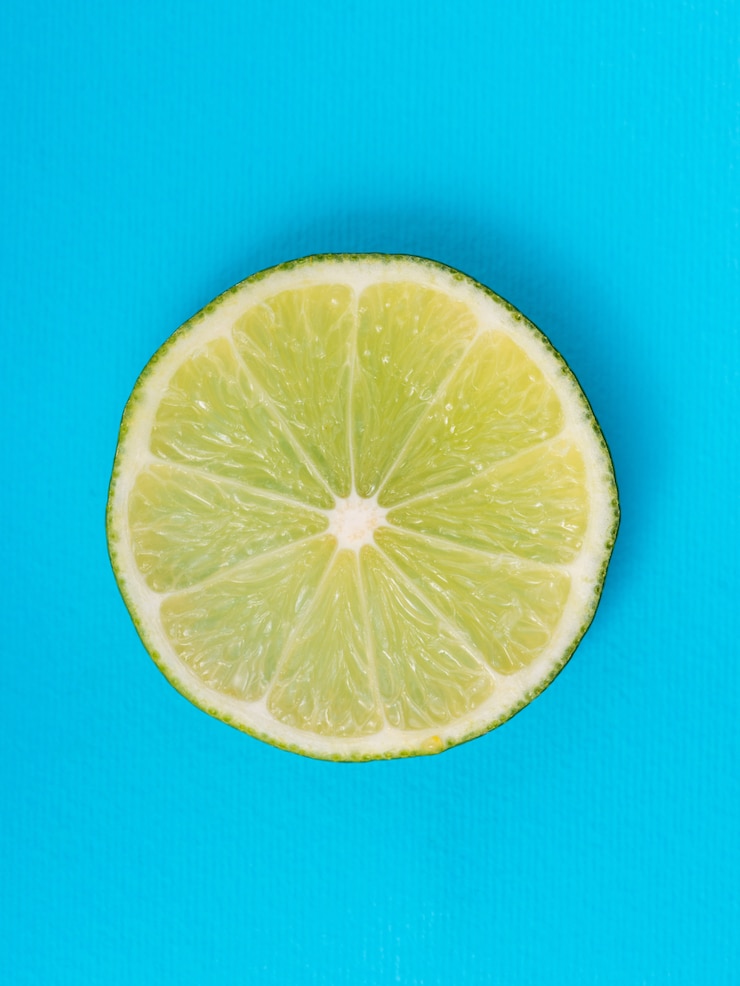 Foto fetta di lime su sfondo blu