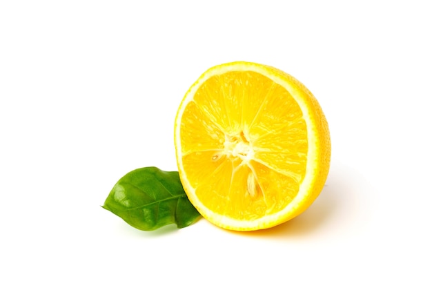 Fetta di limone con foglia verde isolato su sfondo bianco