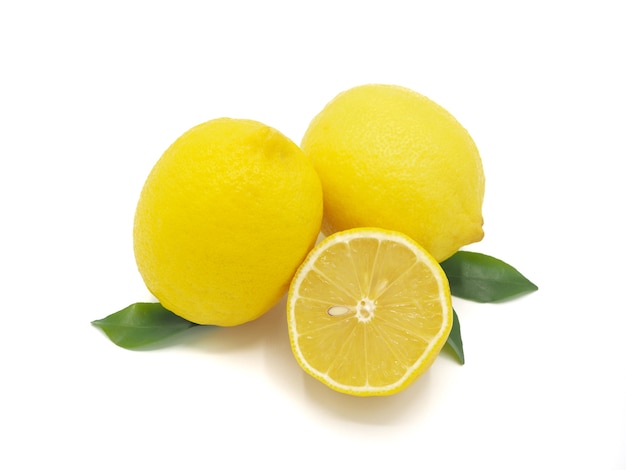 Fetta di limone fresco isolato su sfondo bianco