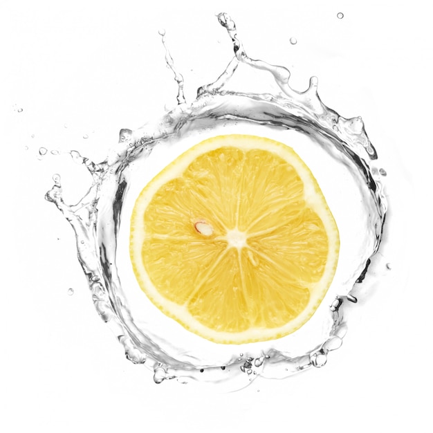 Fetta di limone in acqua splash