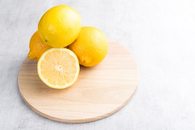 Fetta di limone siciliano fresco su un bianco di legno